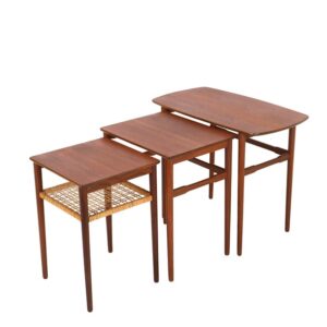Seltenes 3er-Set Teak-Satztische mit Rattan-Ablage / Beistelltische / Mid Century Danish Modern Design / 50er / 60er-Jahre